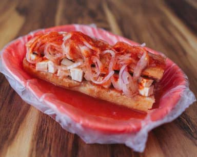 Torta ahogada de queso panela con frijoles