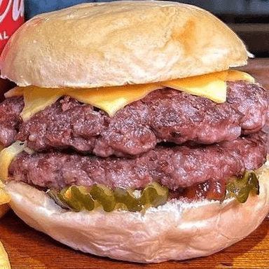 Burger Doble Carne Cheddar + Papas Fritas + Gaseos
