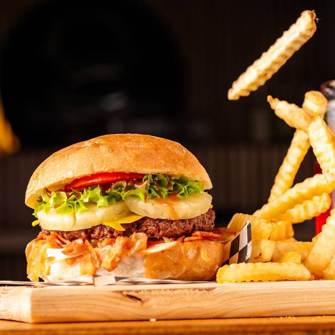 Hamburguesa Hawaiana con Papas