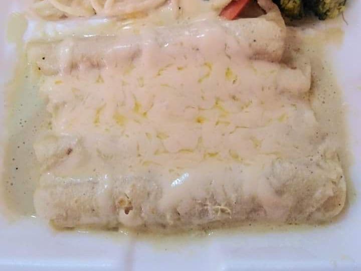 Enchiladas Suizas de Pollo, Frijoles y Chilaquiles