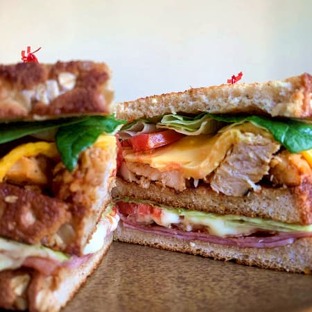 Club sandwich con papas fritas