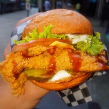 Hamburguesa Chicken Crispy y Papas