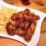 ALITAS Y PAPAS A LA FRANCESA