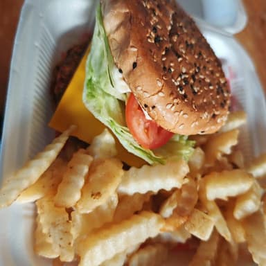 2 Hamburguesas Clásicas con Papas con Soda