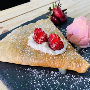 Crepa de Fresas o Durazno con Crema