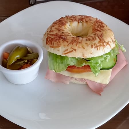BAGEL DE JAMON Y QUESO
