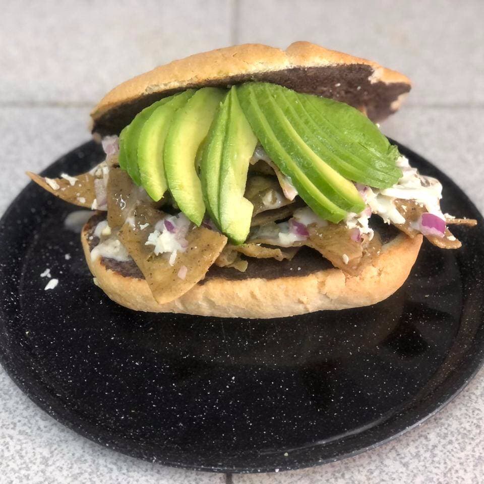 Torta de Chilaquiles Clásicos