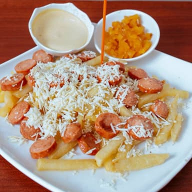 Salchipapa.