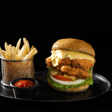 Hamburguesa de Pollo Cajún con Papas a la Francesa