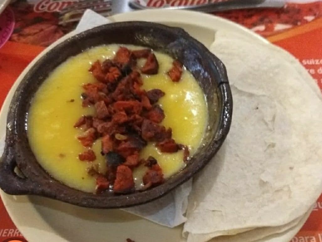 QUESO FUNDIDO CON CHORIZO