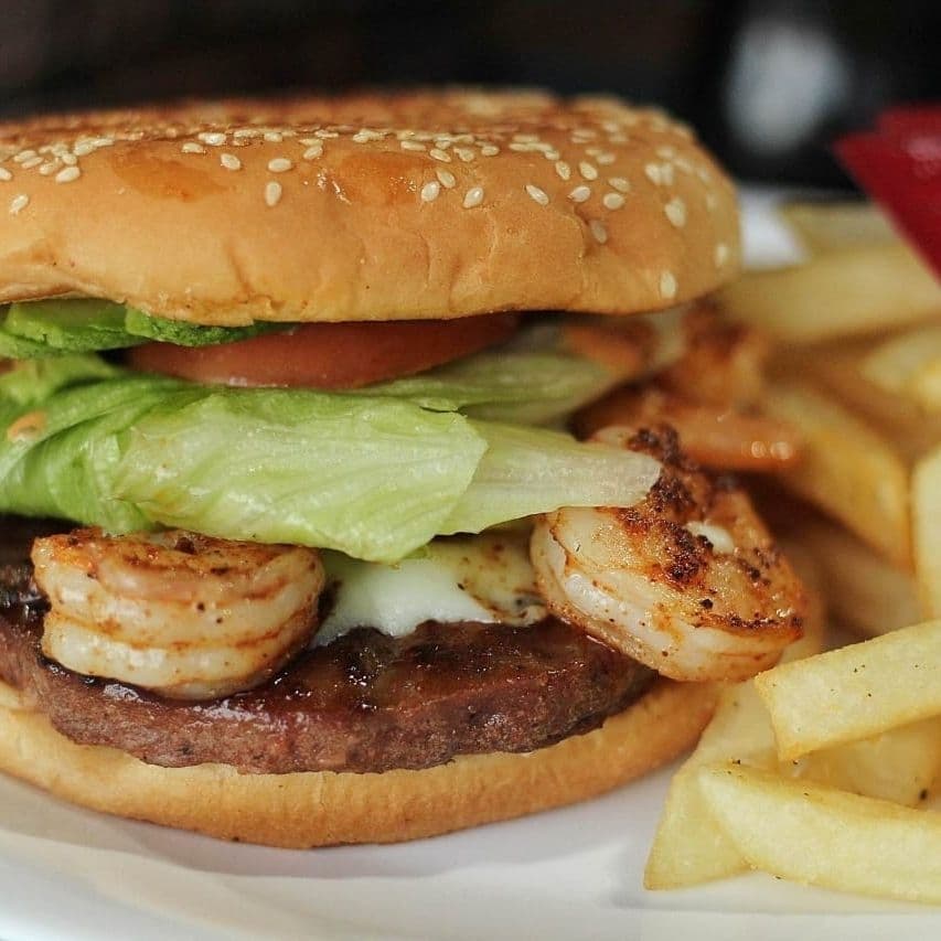 Hamburguesa con Camarón y Papas