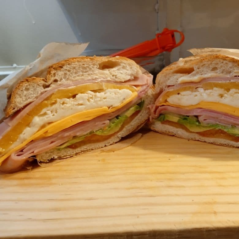 Italiana (Jamón, Queso Amarillo, Quesillo)