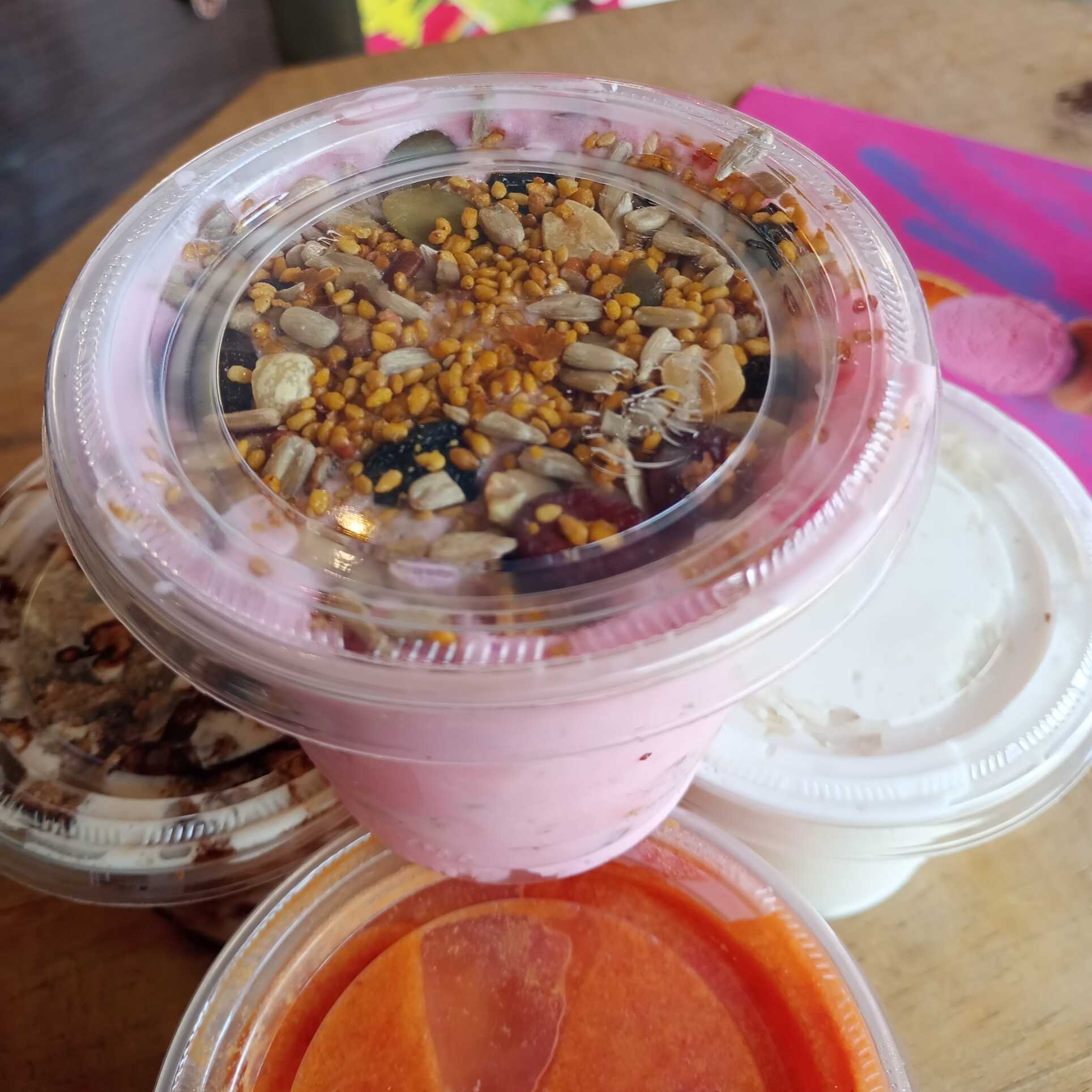 Helado de fresa con frutos secos