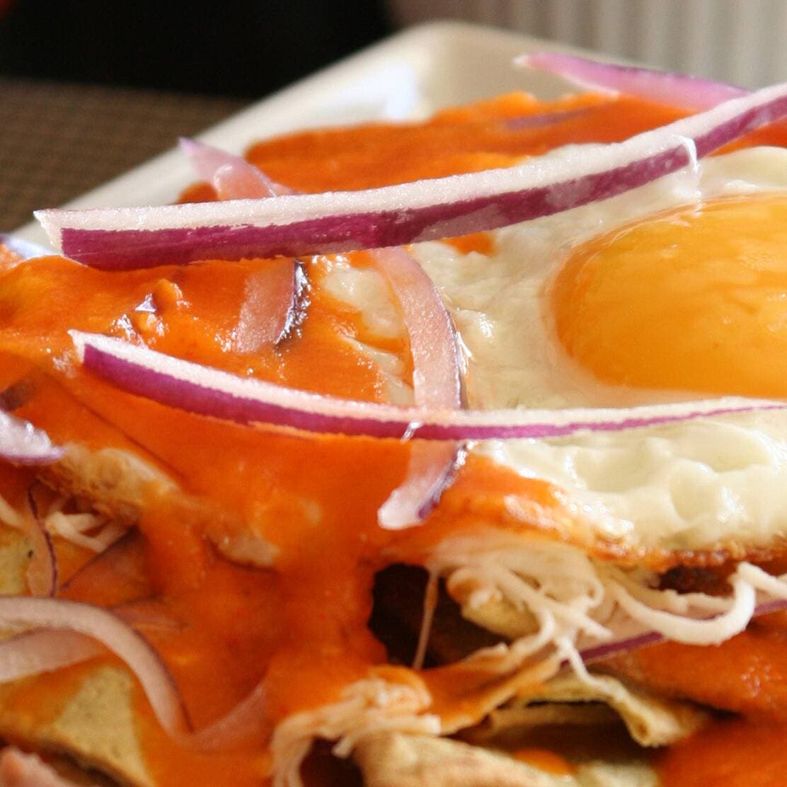 Chilaquiles rojos con arrachera