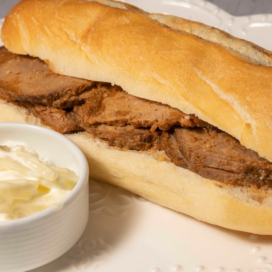 Sándwich Asado con Salsa Especial