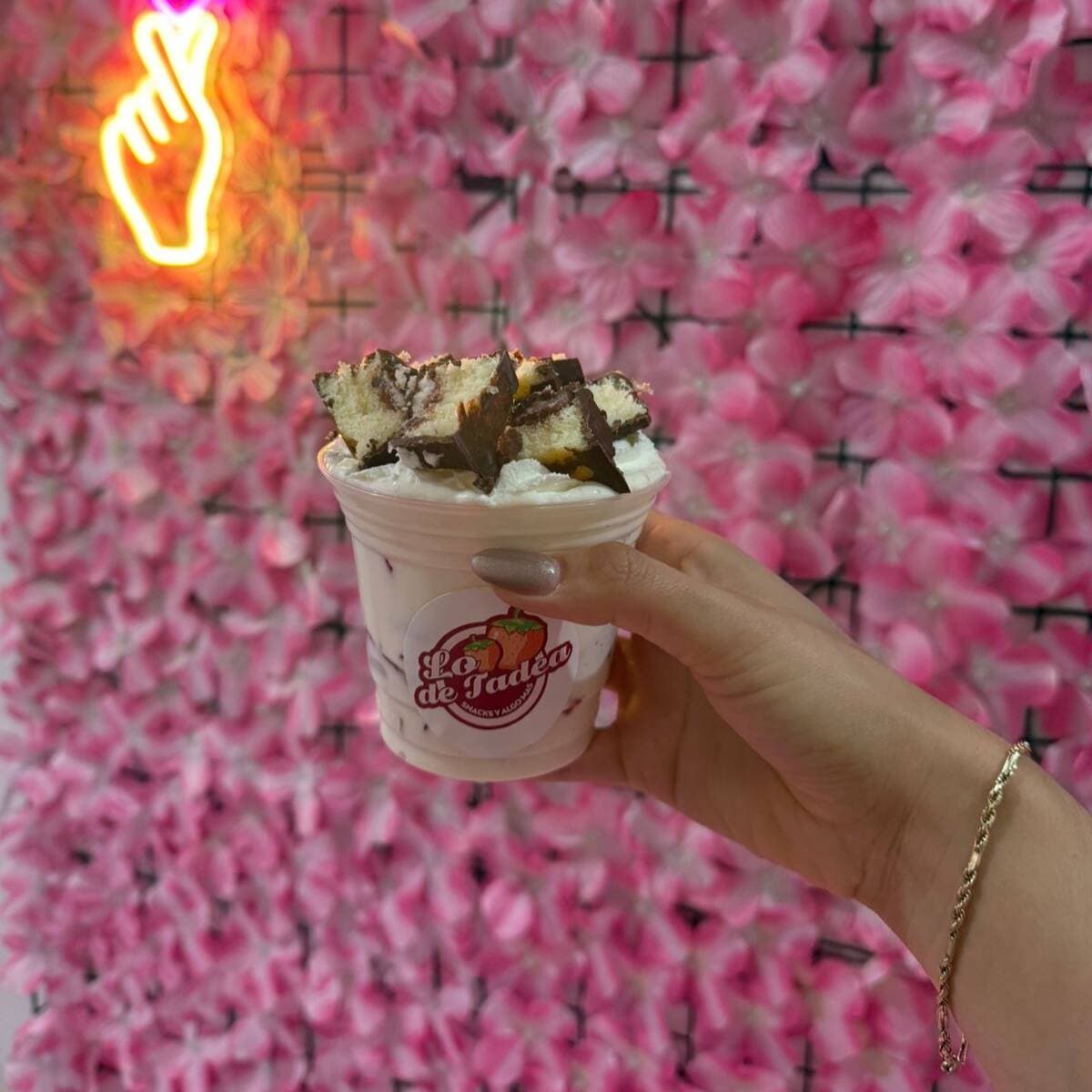 Fresas Chicas mas Un Rol de Canela Preparado