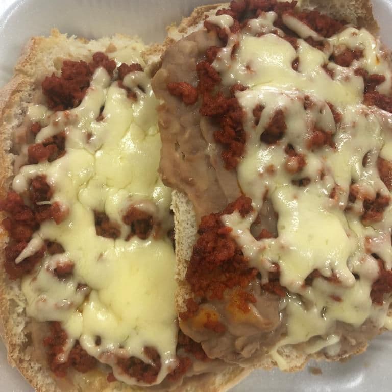 Molletes con Chorizo
