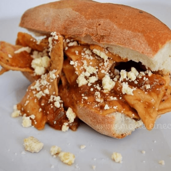 Lonche de Chilaquiles Rojos