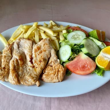 Filete de Pollo a la Plancha con Papas Ensaladas