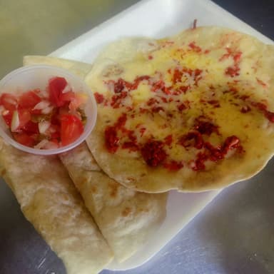 3 Quesadillas de Chorizo y P/Gallo