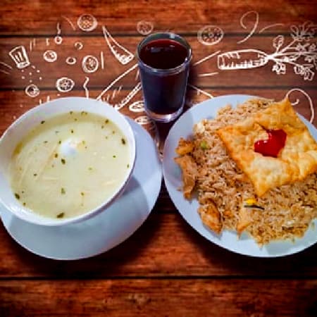 Combo 1 Chaufa de Pollo, Caldo con Huevo y Chicha