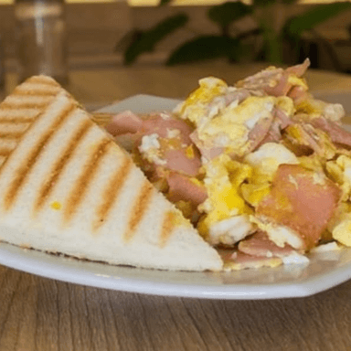 Tostadas con Huevos Revueltos y Jamon
