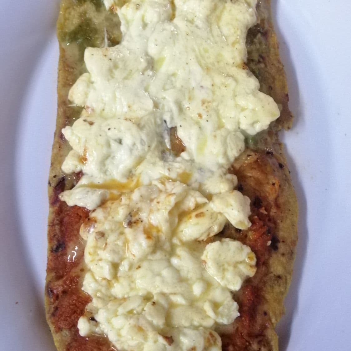 Huarache con queso oaxaca