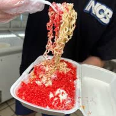 Ramen Flaming con 3 Dumplings