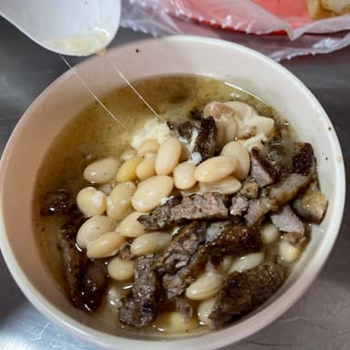 Medio Litro de Frijoles con Carne y Queso