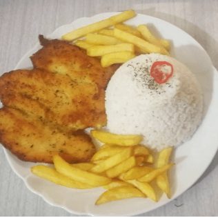 Milanesa de Pollo, Papas Fritas , Inca Kola 500 Ml