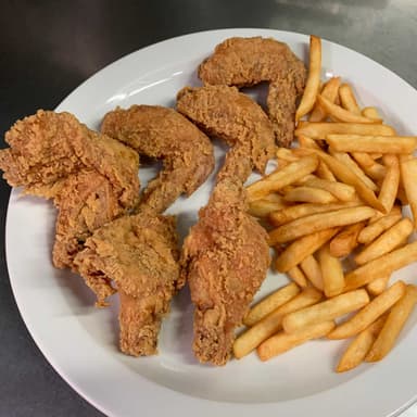 Alitas de Pollo con Papas Fritas