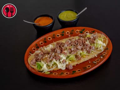 Huarache con Bistec Encebollado