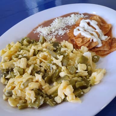 Huevos con Nopales