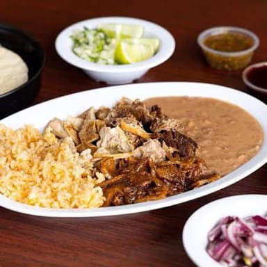 Platillo Carnitas con arroz y frijoles