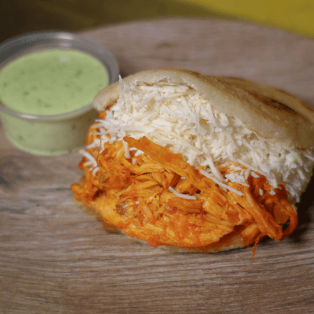 Arepa Catira (pollo Deshebrado).