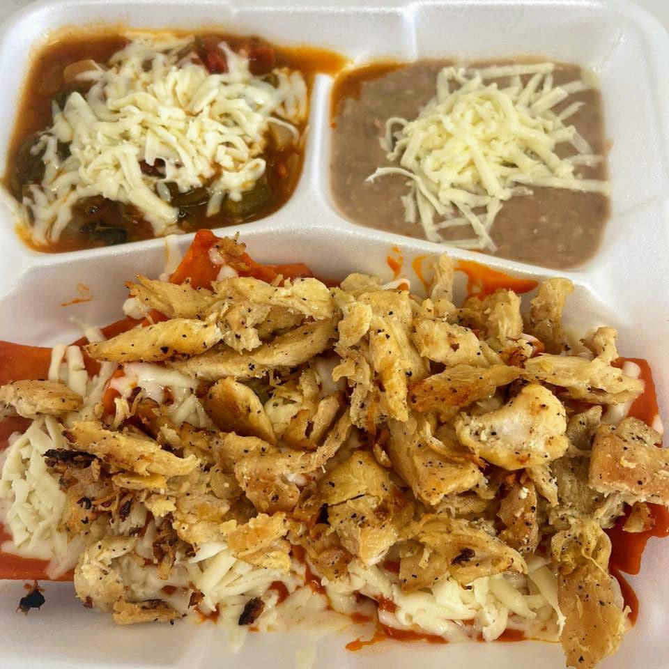 Chilaquiles rojos montados con fajitas de pollo.