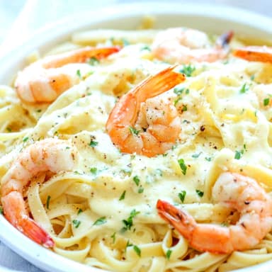 Espagueti Alfredo con Camarones o Pollo