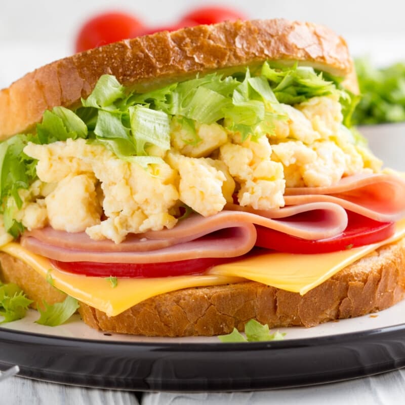 Sandwich Huevo con Jamón  + POSTRE SORPRESA