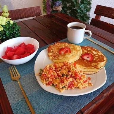 Huevitos + Hot Cakes + Cafe
