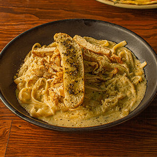 Pasta Fettuccine Alfredo con Pollo