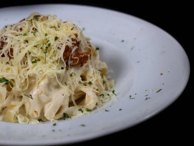 Fetuccini Crema y Queso con champiñones y tocino