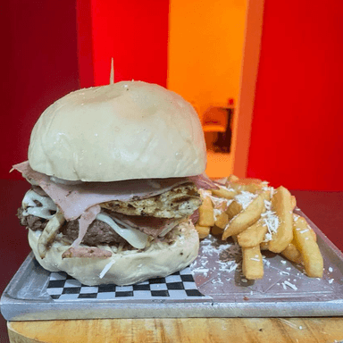 Hamburguesa Mixta + Papas a la Francesa.