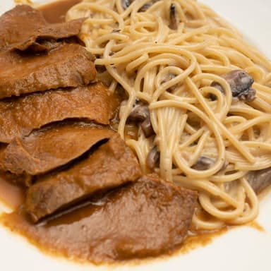 Spaghetti Crema de Champiñones con Asado