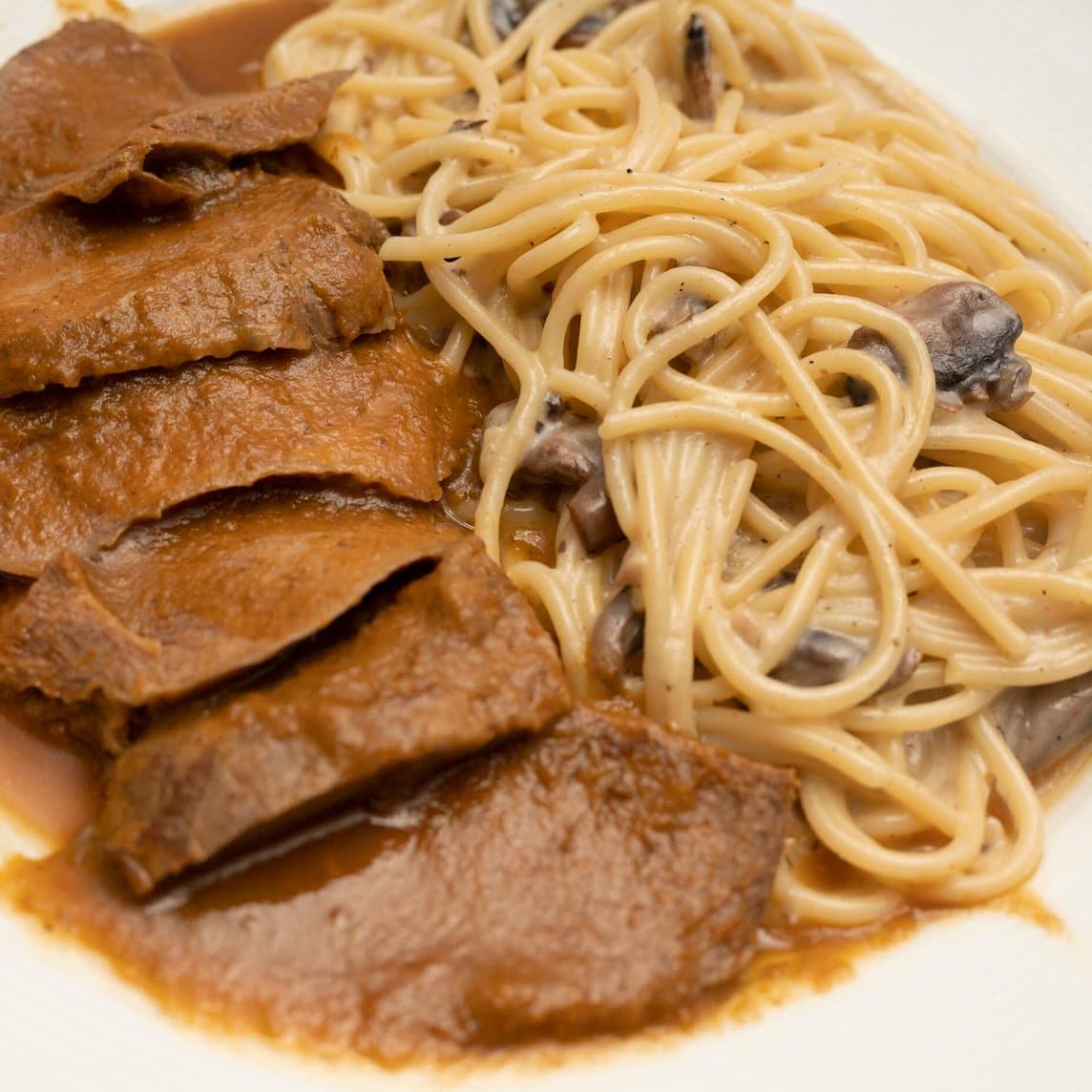 Spaghetti Crema de Champiñones con Asado