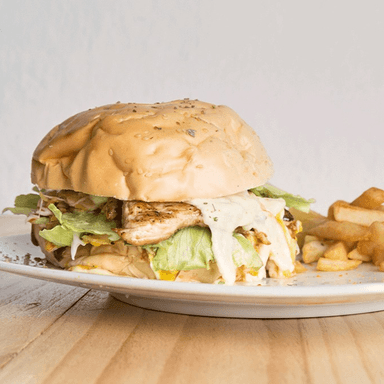 BURGER DE POLLO + PAPAS FRANCESAS