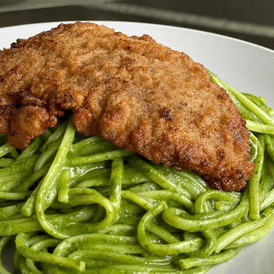Tallarines Verdes con Milanesa de Pollo