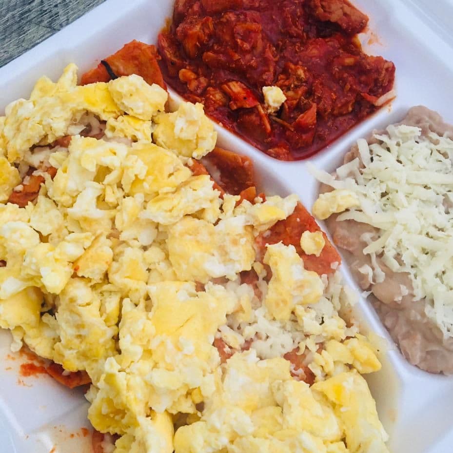 Chilaquiles rojos montados de huevos revueltos.
