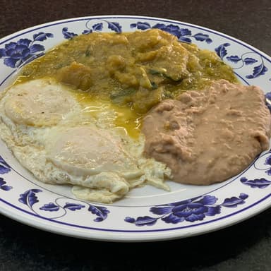Huevos con Chicharron en Salsa Verde