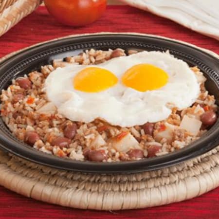 Calentado de Frijoles Con Huevo caserola