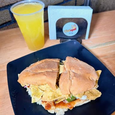 TORTA DE CHILAQUILES XTRA CHONCHA+ AGUA DEL DIA